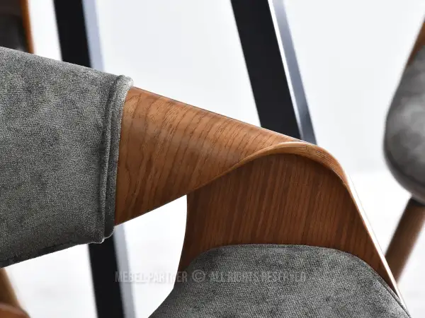 Krzesło orzechowe z giętym drewnem i subtelną szarą tapicerką